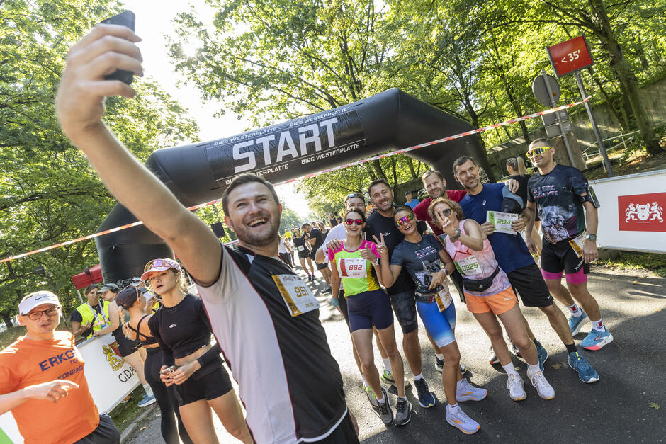 Grupa kilku osób pozuje do zdjęcia