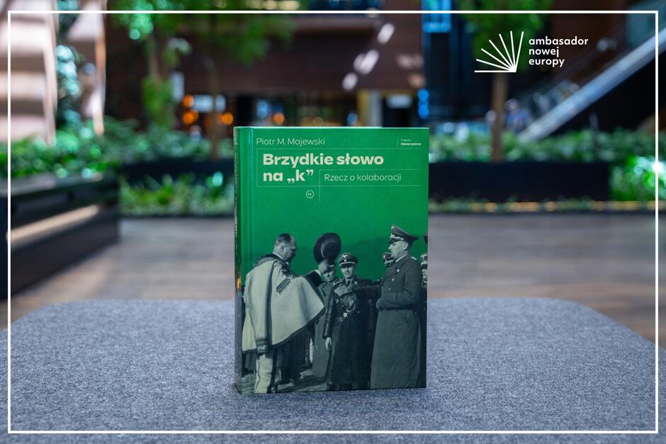 książka postawiona na stole.