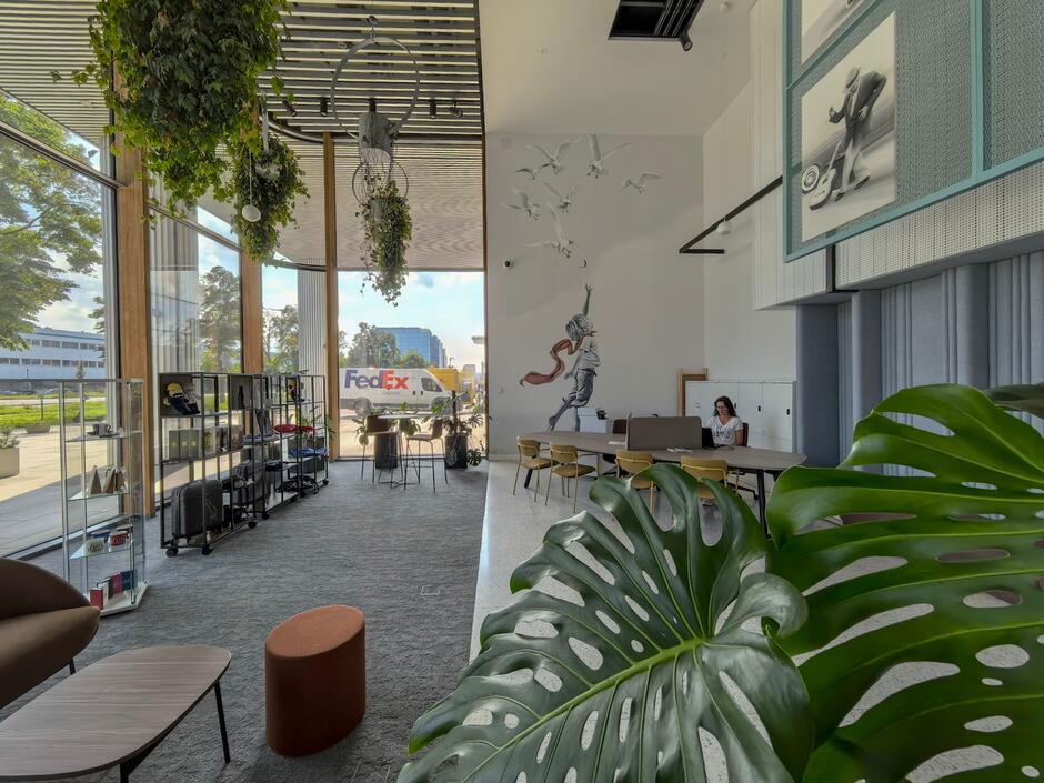 Wnętrze hallu w nowoczesnym biurowcu.