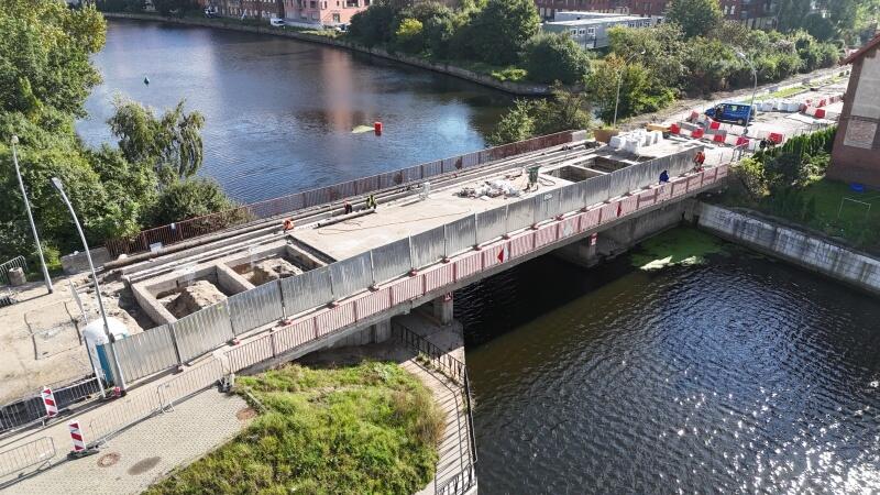 zdjęcie z drona, widać remontowany most