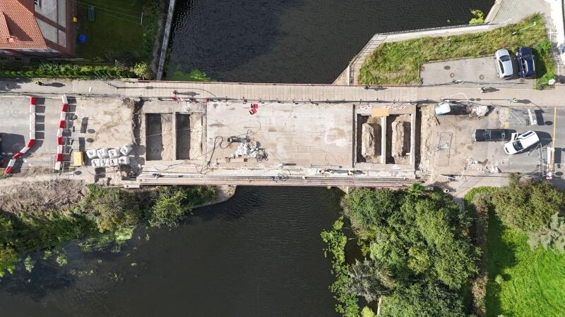 zdjęcie z drona, widać remontowany most