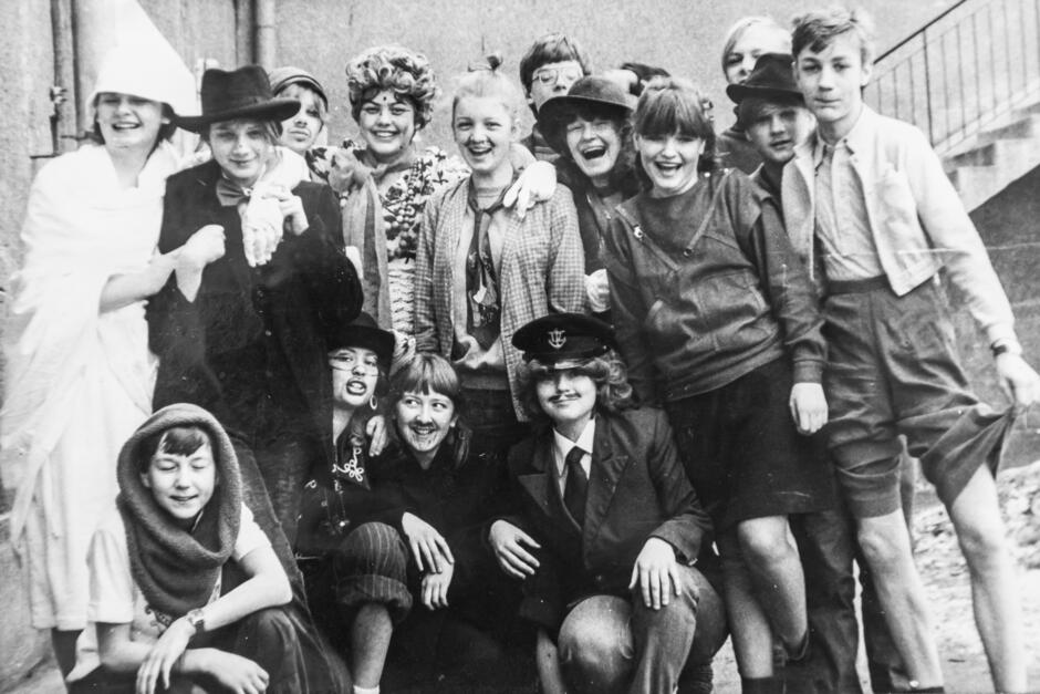 czarnobiałe zdjęcie grupy przebranych dzieci