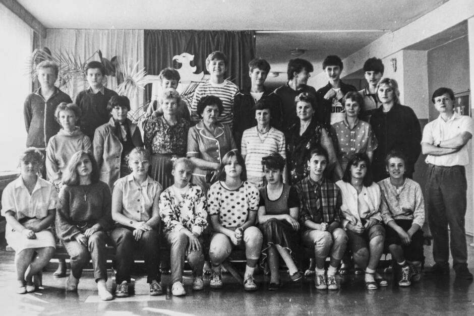 ustawione zdjęcie klasowe dzieci i nauczyciela