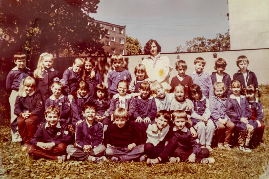 pozowane zdjęcie klasowe dzieci i nauczycielki