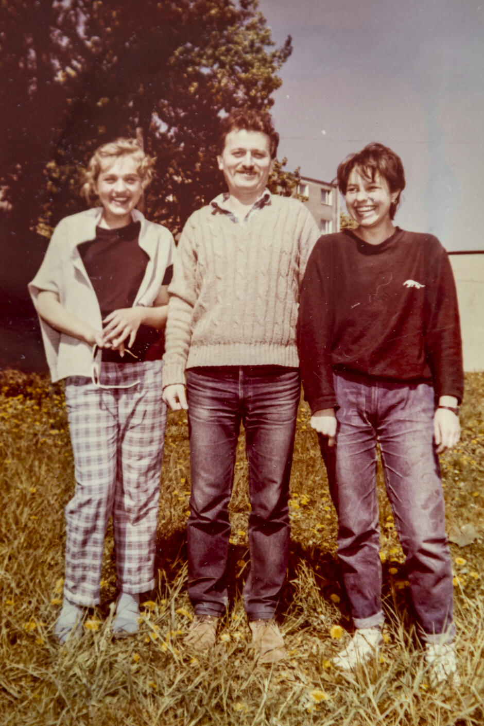 pozowane zdjęcie mężczyzny i dwóch młodych dziewczyn