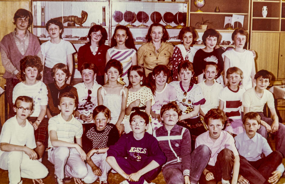 pozowane zdjęcie dzieci i nauczycielki wykonane w klasie