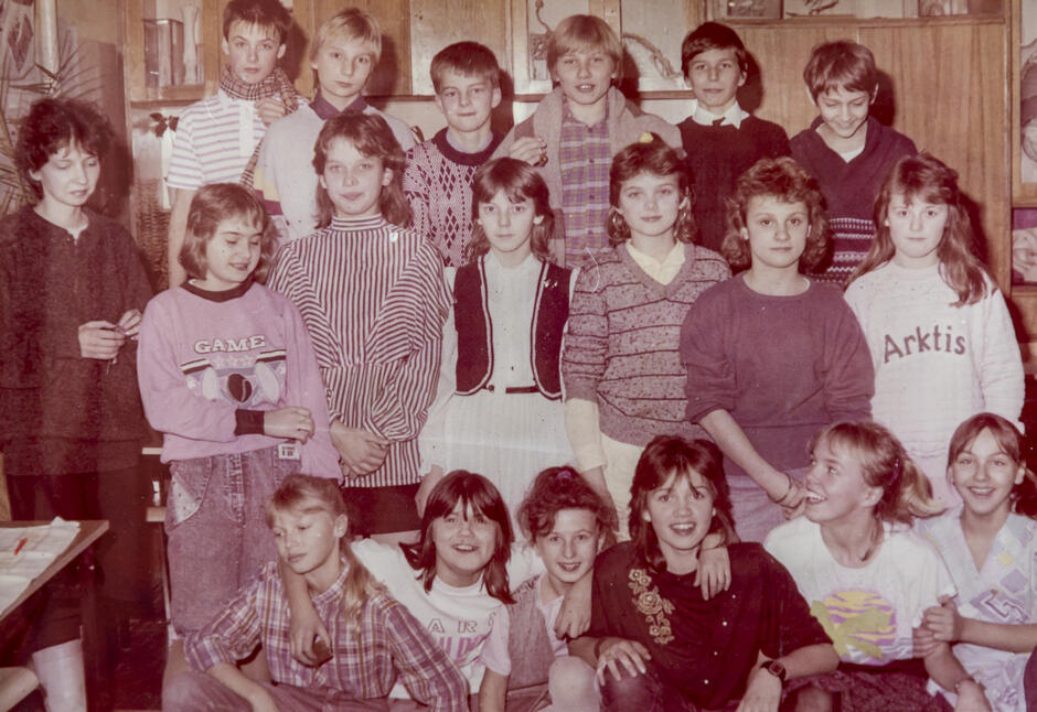 grupowe zdjęcie dzieci i nauczycielki