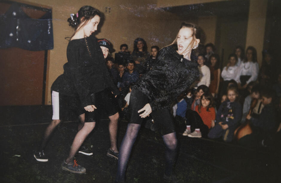 grupa dziewcząt tańczy na scenie