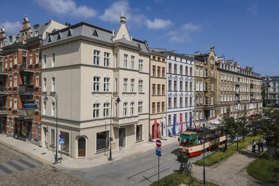 Skrzyżowanie ul. Wróblej z Toruńską. widoczny zabytkowy tramwaj