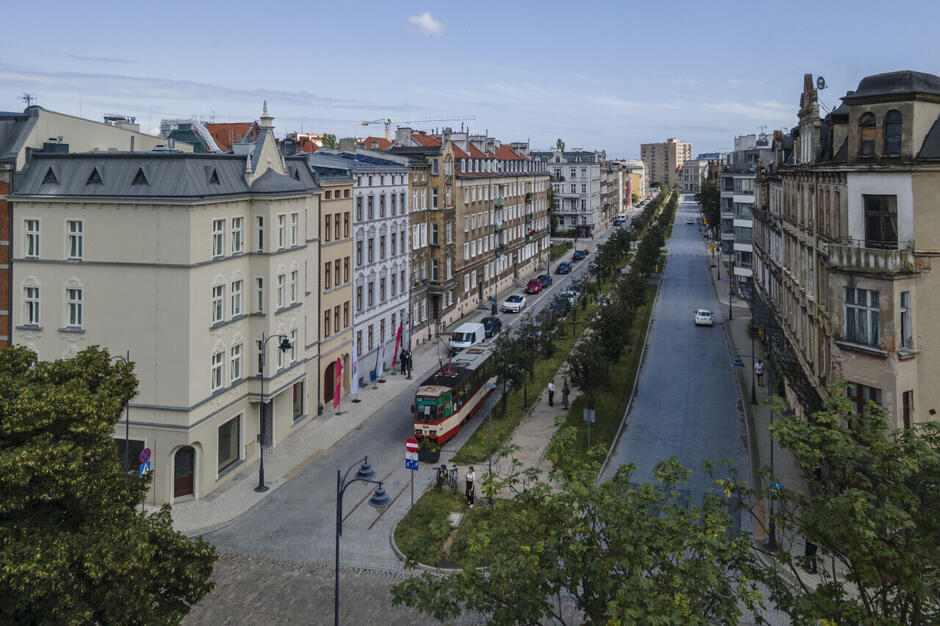 Widok z lotu ptaka na ulicę Łąkową. Widać zabytkowy tramwaj i szpaler drzew