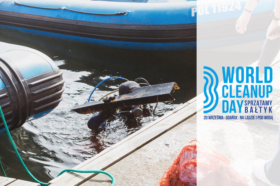 Grafika informująca o World Cleanup Day ze zdjęciem nurka wyławiającego z wody żelazną belkę.