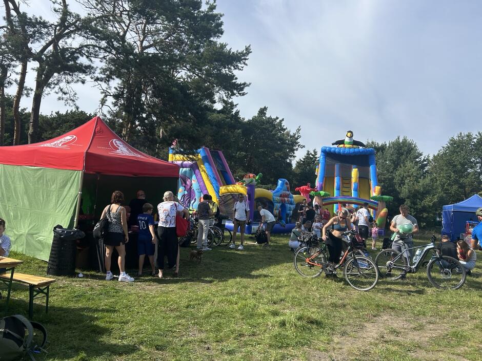 na zdjęciu dmuchane zjeżdżalnie dla dzieci