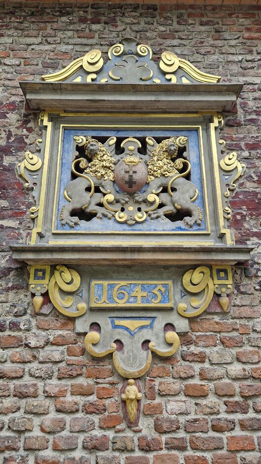 Herb Gdąńska na ceglanym murze, pod nim data 1645 r. 