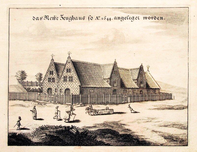 Czarno-biała rycina przedstawiająca budynek z cegieł, ze spadzistymi dachami, otoczony ogrodzeniem