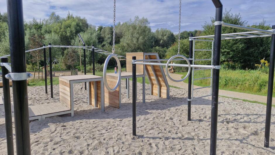 na zdjęciu widoczne urządzenia do trenowania tak zwanego parkour, 