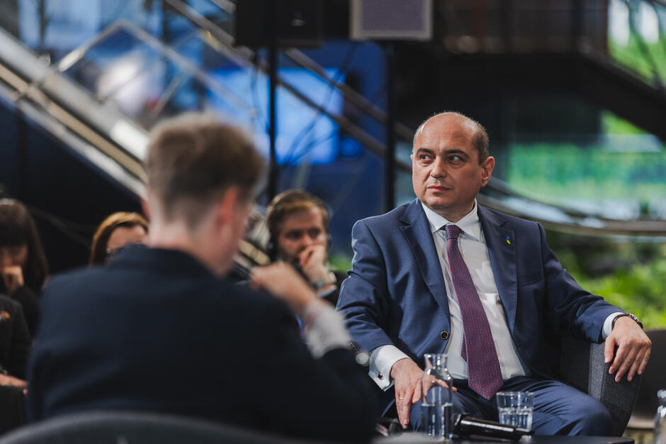 Mężczyzna w średnim wieku podczas dyskusji na forum publicznym