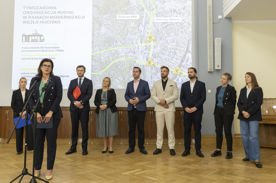 na zdjęciu dziewięć osób stoi w rzędzie, kobiety i mężczyźni w średnim wieku w oficjalnych strojach