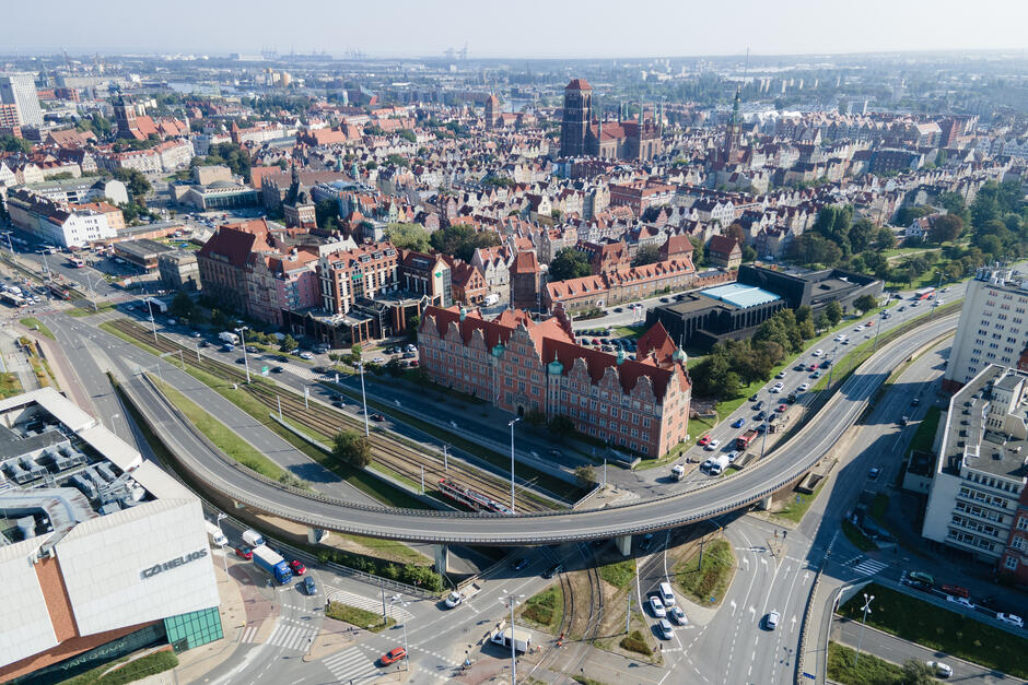 zdjęcie z drona, widać estakadę biegnącą nad ulicami, wokół zabudowa miejska, a więc kilka wysokich zabytkowych kamienic