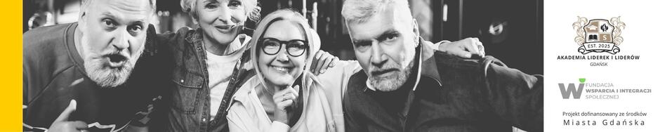 Czarno-białe zdjęcie czterech uśmiechniętych dorosłych osób stojących blisko siebie. Po prawej stronie znajdują się logotypy: „Akademia Liderek i Liderów Gdańsk” (z herbem i napisem EST. 2025), „Fundacja Wsparcia i Integracji Społecznej” oraz informacja „Projekt dofinansowany ze środków Miasta Gdańska”. Lewy margines grafiki wypełniony jest żółtym pasem.