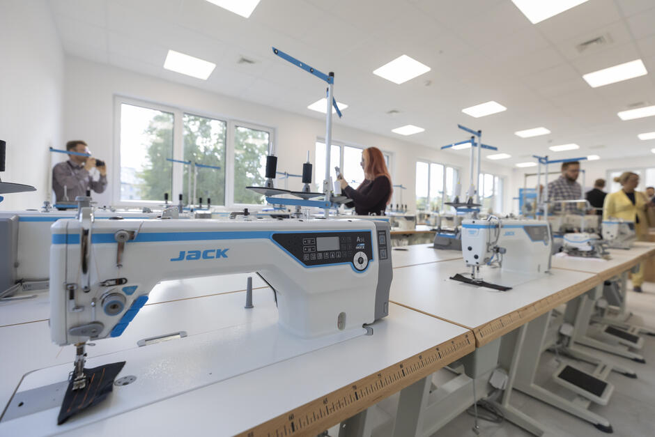 Nowoczesna sala z maszynami do szycia w szkole.