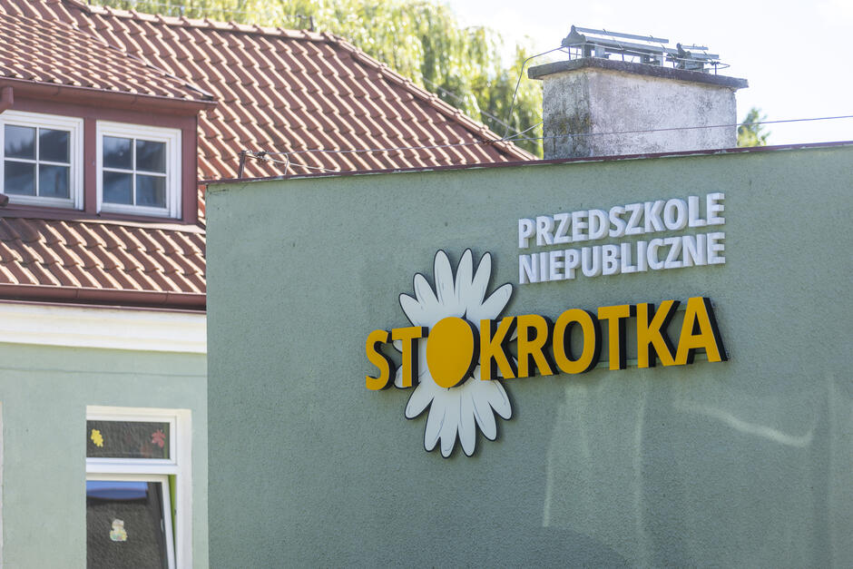 Budynek z napisem na ścianie Niepubliczne Przedszkole Stokrotka