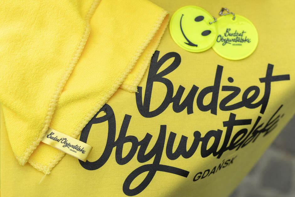 na zdjęciu żółta torba i żółty ręcznik z czarnymi napisami budżet obywatelski