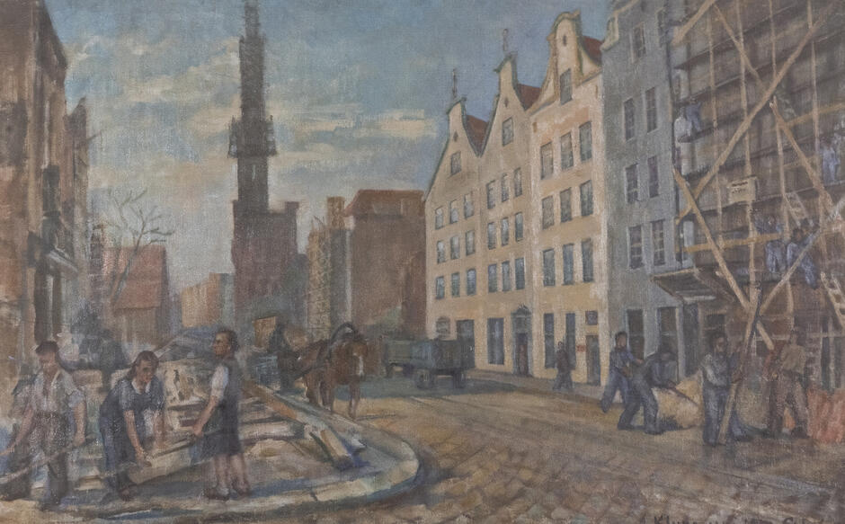 Obraz przedstawia scenę odbudowy miasta – robotnicy pracują przy drewnianych belkach i rusztowaniach, a w tle widać kamienice oraz wieżę kościoła. Artysta oddał atmosferę powojennej pracy i wysiłku mieszkańców przy rekonstrukcji Gdańska. 