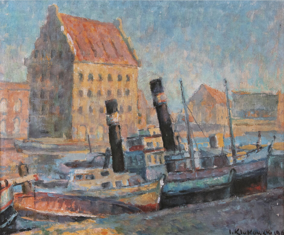 Obraz ukazuje gdański port z cumującymi statkami o wysokich kominach, namalowany w ciepłych barwach. W tle widać charakterystyczne spichlerze nad Motławą, tworzące malowniczą scenerię miasta.
