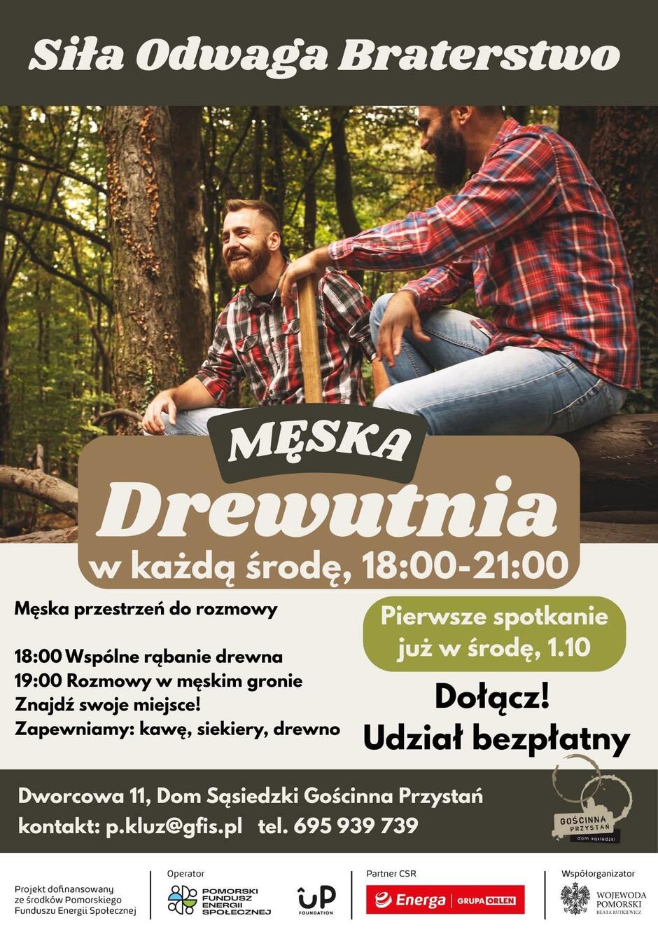 Plakat z dwoma drwalami w kraciastych koszulach siedzących na pniu. Napisy: Siła, odwaga, braterstwo. Męska Drewutnia w każdą środę od godz. 18 do 21. Męska przestrzeń do rozmowy. 18.00 Wspólne rąbanie drewna. 19.00 Rozmowy w męskim gronie. Znajdź swoje miejsce! Zapewniamy kawę, siekiery, drewno. Dołącz. Udział bezpłatny. ul. Dworcowa 11, Dom Sąsiedzki Gościnna Przystań . Kontakt p.kluz@gfis.pl, tel. 695 939 739