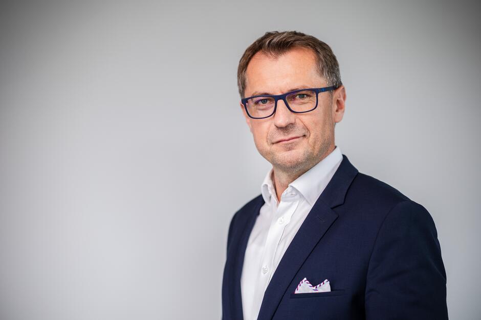 Sławomir Kiszkurno - zdjęcie portretowe mężczyzny w średnim wieku, w okularach