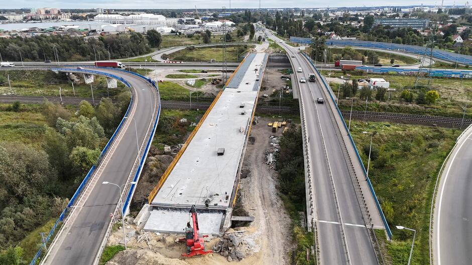 zdjęcie z drona, widać powstający nowy betonowy most