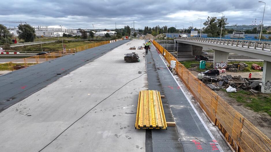 na zdjęciu zbliżenie na nową zabetonowaną estakadę