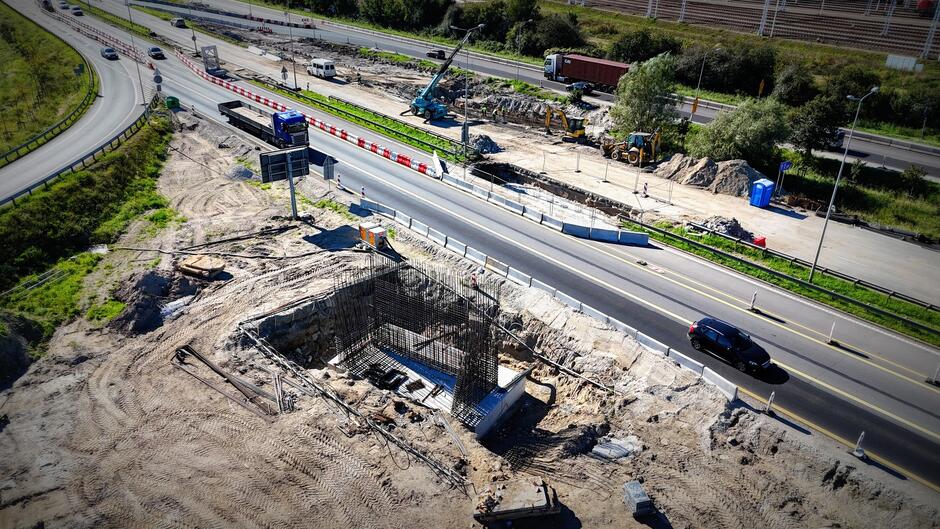 na zdjęciu plac budowy, widać elementy nowego filaru mostu