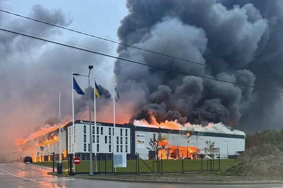 Płonie budynek wielkopowierzchniowy 