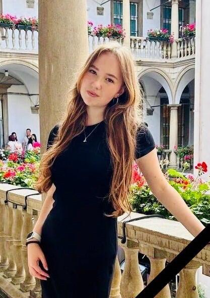 Do zdjęcia pozuje śliczna nastolatka o długich włosach