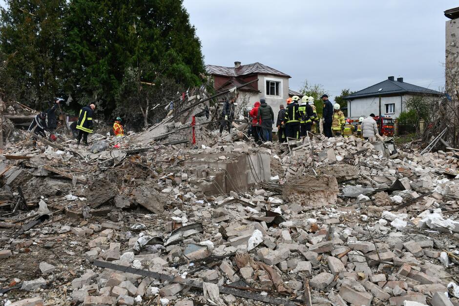 Strażacy na gruzowisku