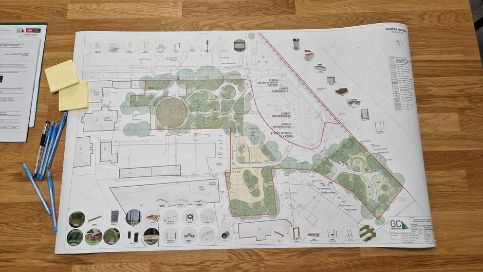 Rozłożony na biurku duży wydruk planu