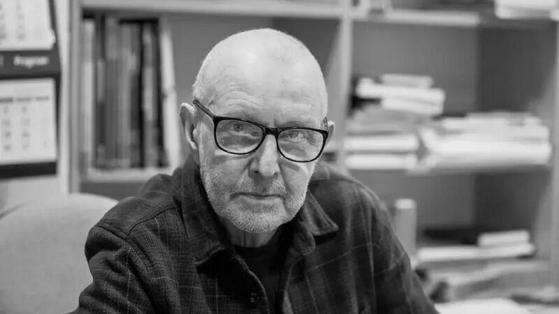 Czarno-białe zdjęcie. Twarz mężczyzny w okularach w średnim wieku