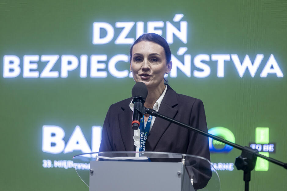 Kobieta przemawia na mównicy.