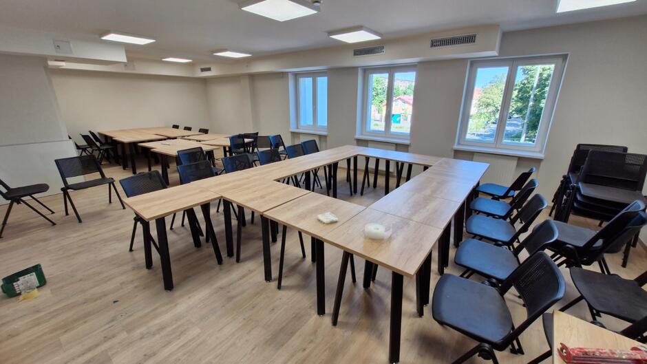 Duża sala pełna stolików i krzeseł