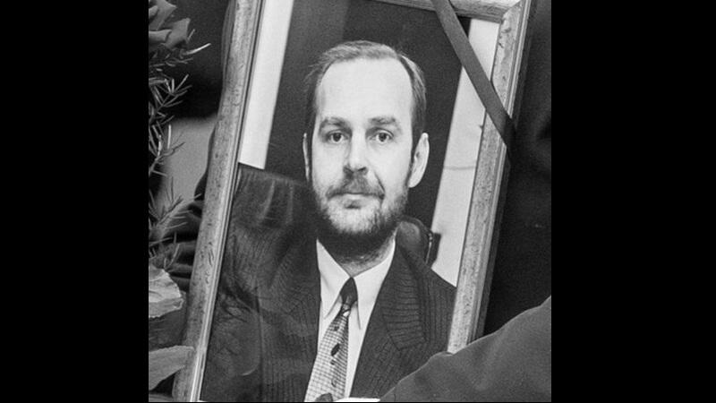 Czarno-białe zdjęcie. Twarz mężczyzny z zarostem w ramce