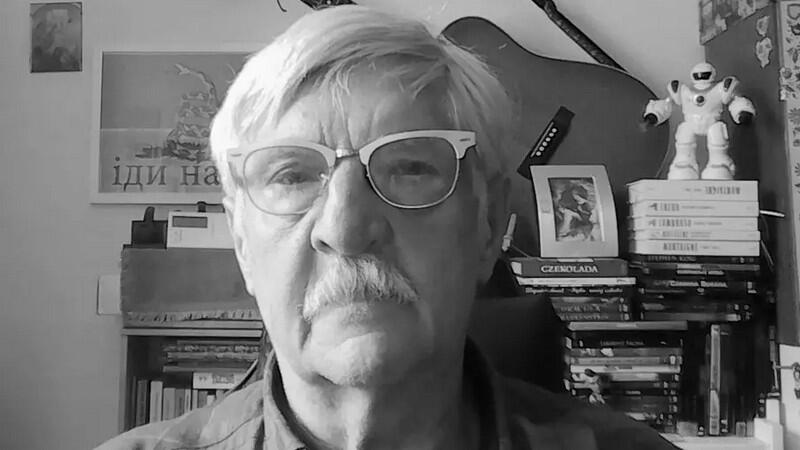 Czarno-białe zdjęcie. Twarz mężczyzny w okularach w średnim wieku