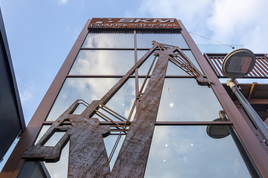 na zdjęciu szyb windowy oszklony z ozdobą którą jest dźwig stoczniowy wykonany z blachy