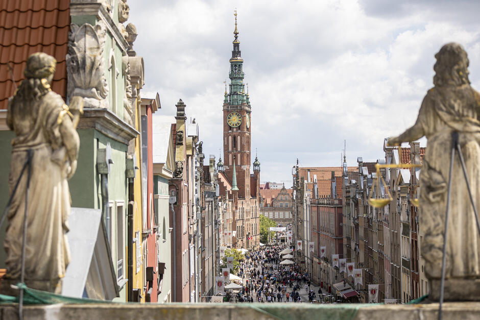 Panorama ulicy Długiej w kierunku Zielonej Bramy 