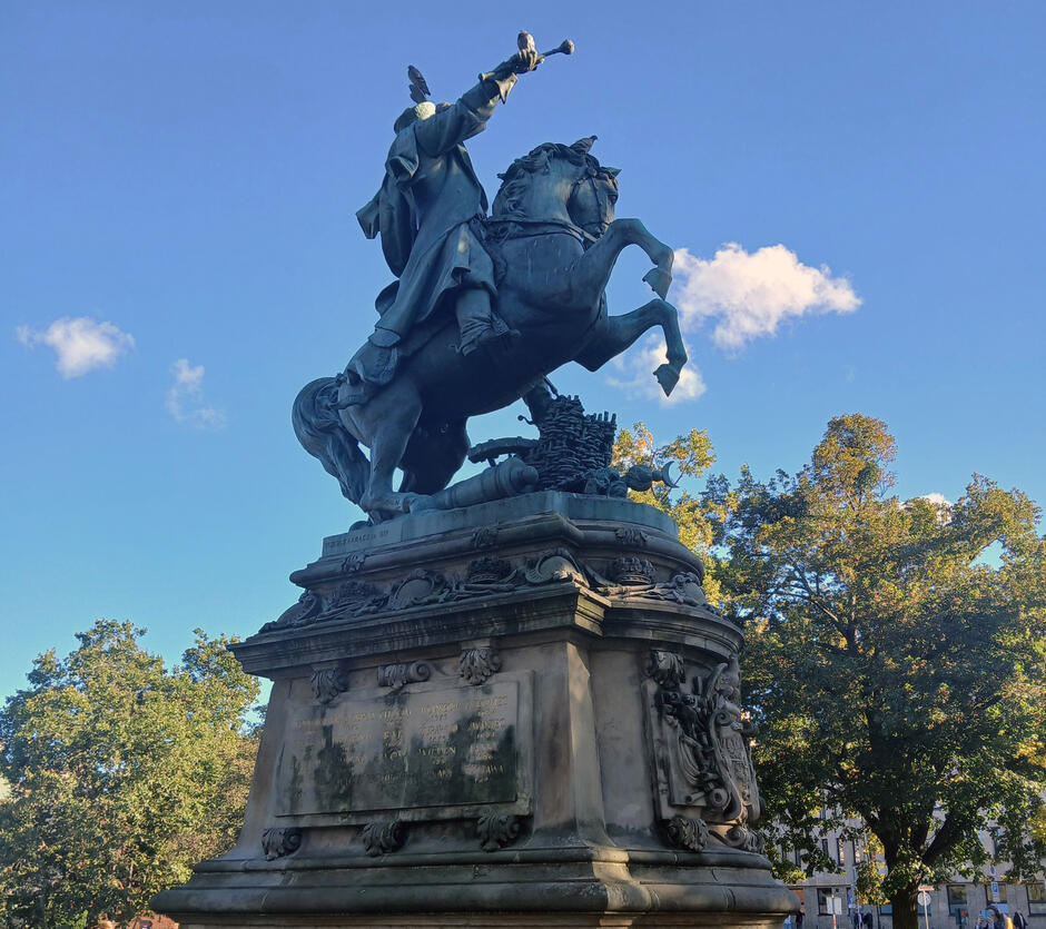 Pomnik króla na koniu w mieście.