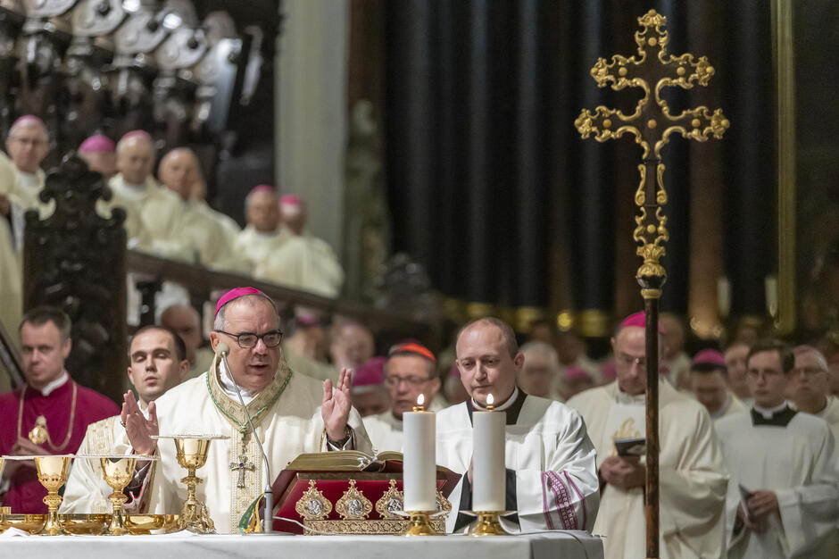 Biskupi przy ołtarzu podczas mszy świętej