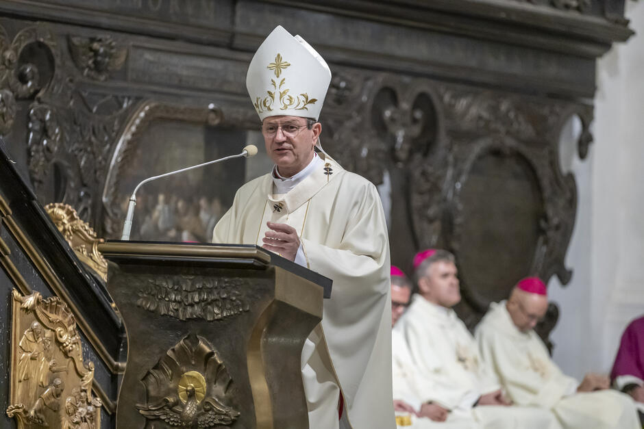 Biskup przemawiający w kościele