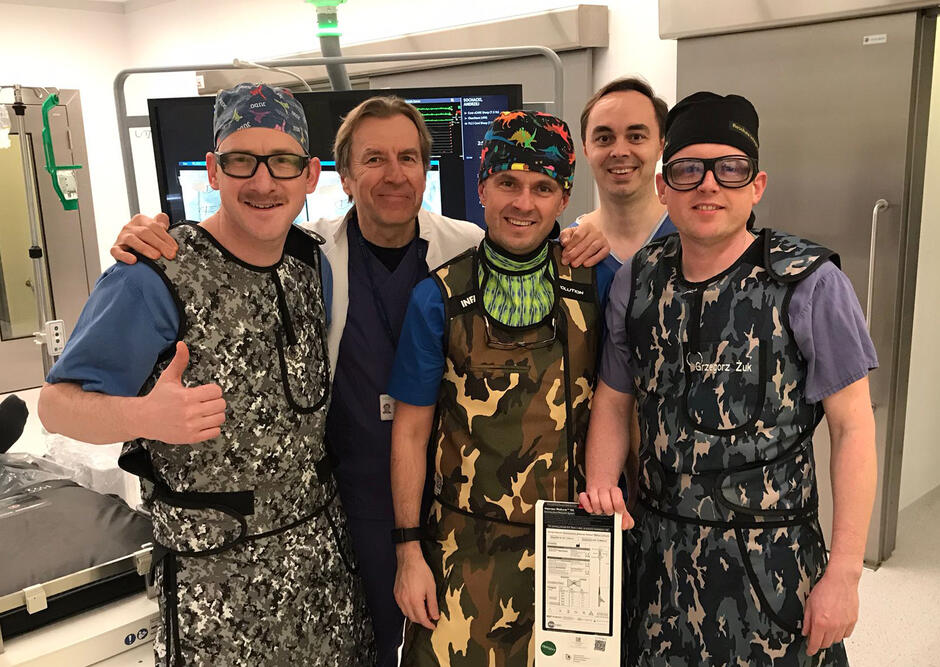 Zespol-Kliniki-Kardiologii-UCK-w-Gdansku-po-zastosowaniu-nowoczesnego-implantu-A-Flux-Od-lewej-Felix-Woitek-Drezno-Niemcy-proktor-Dariusz-Ciecwierz-Gdansk-kierownik-pracowni-Milosz-Jaguszewski-Gdansk-operator-Tomasz-Gornik-Lodz-obserwator-Grzegorz…