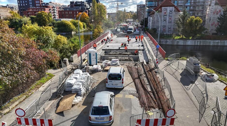 na zdjęciu z drona widać remontowany betonowy most