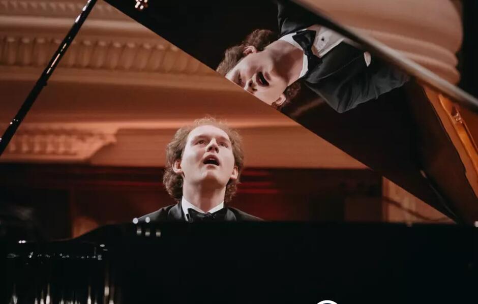 Pianista gra z ekstatycznym wyrazem twarzy